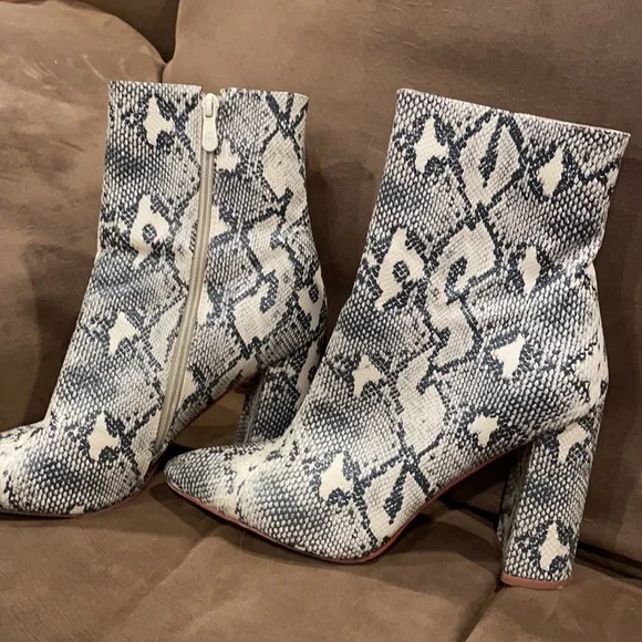 ❤️Pretty little thing short snake skin boots❤️A little taller than ankle boots❤️ - Picture 3 of 8